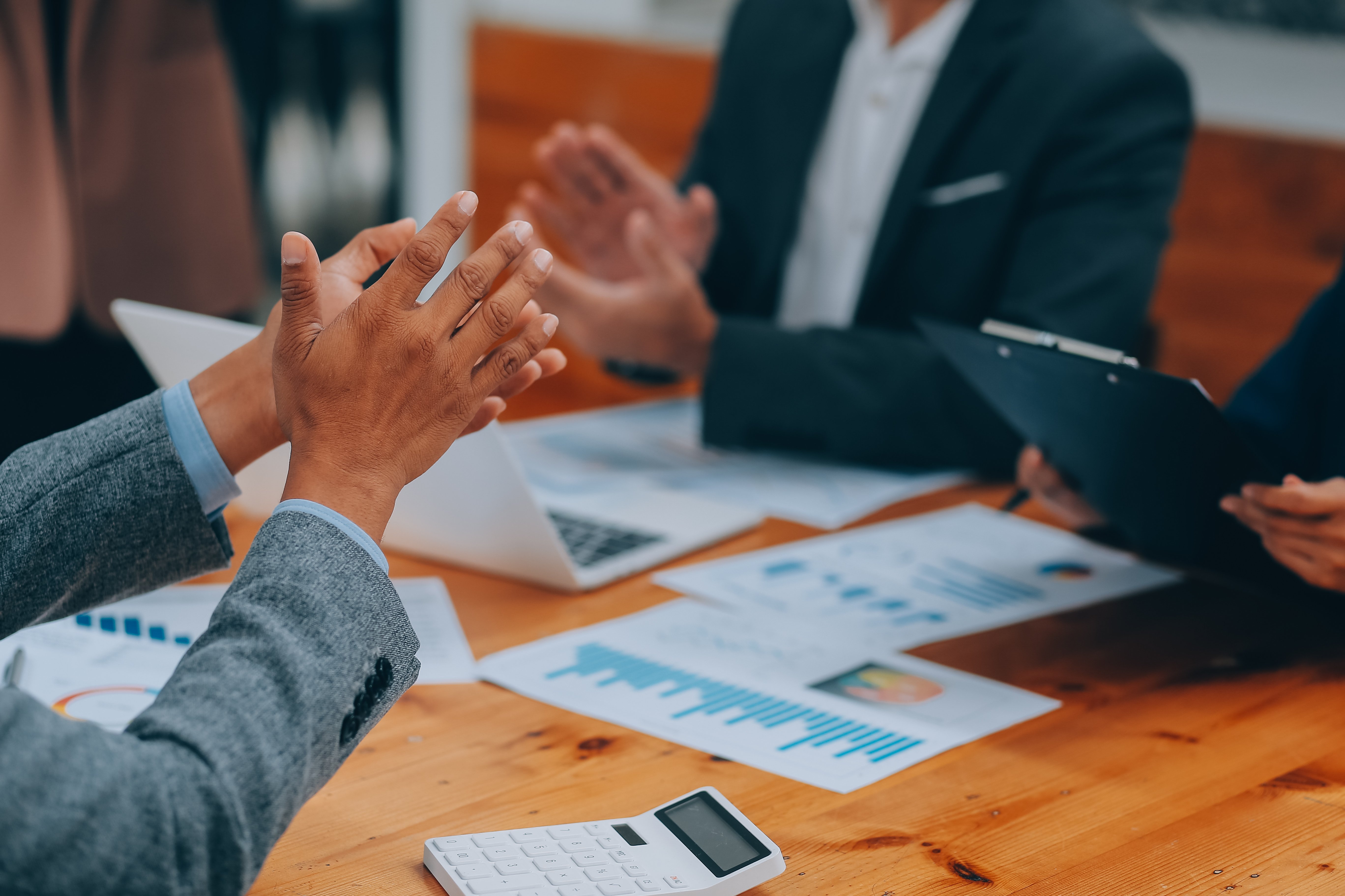 vecteezy_business-people-teamwork-are-meeting-conference-and_47560159