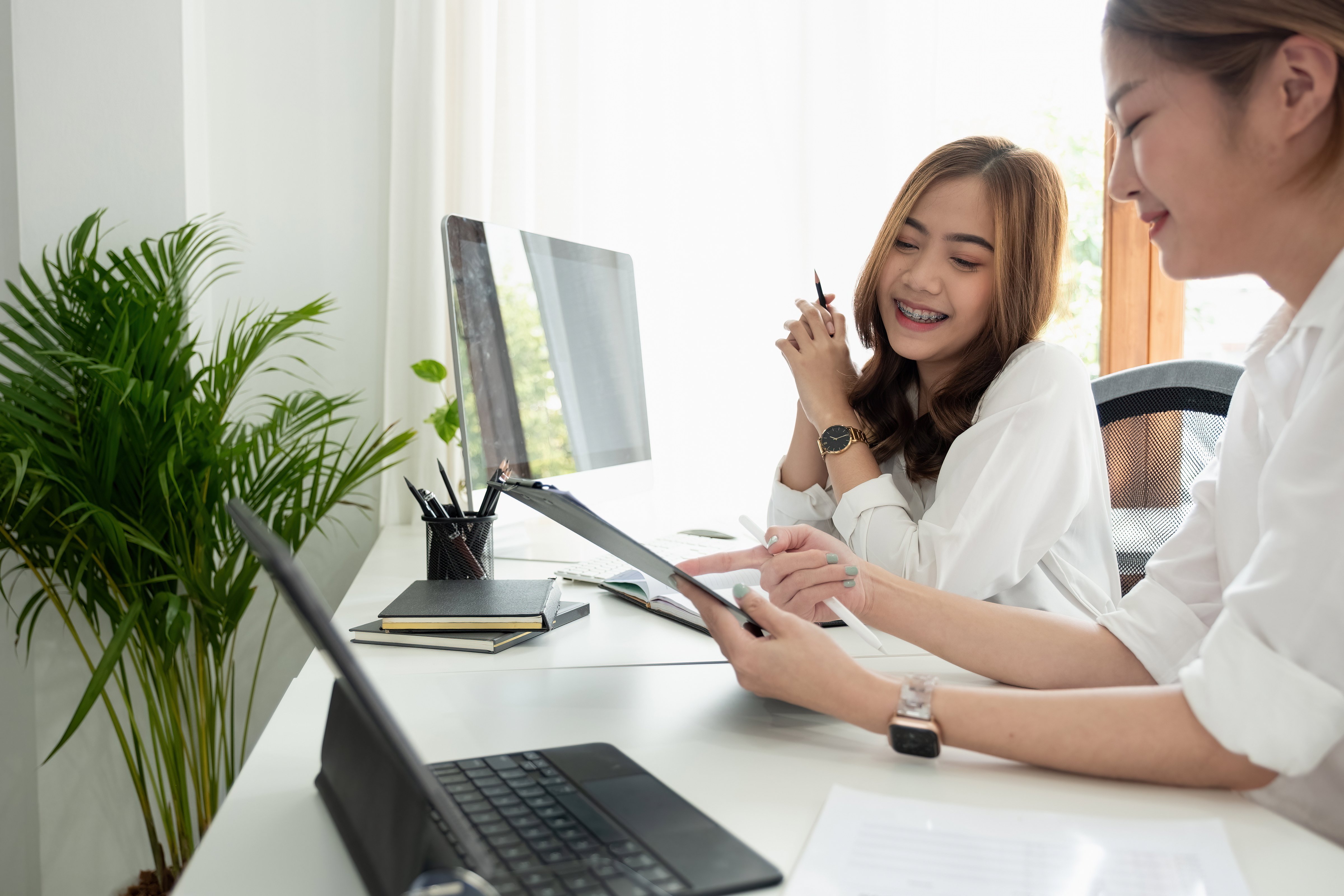 vecteezy_business-professionals-group-of-young-asian-confident_8570622