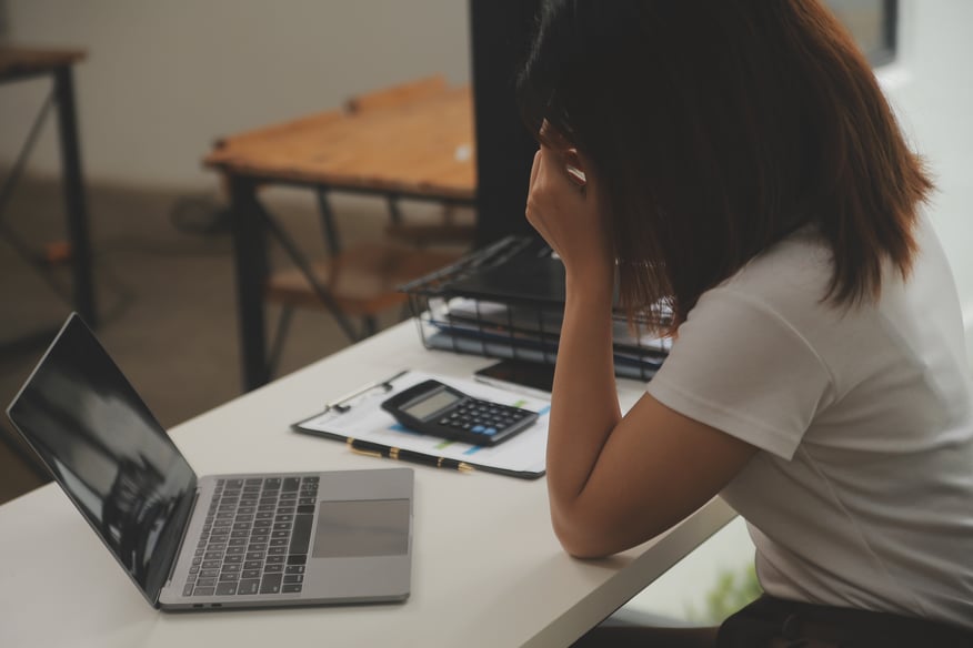 vecteezy_tired-business-woman-sleepy-and-bored-from-sitting-at-a-desk_46671658