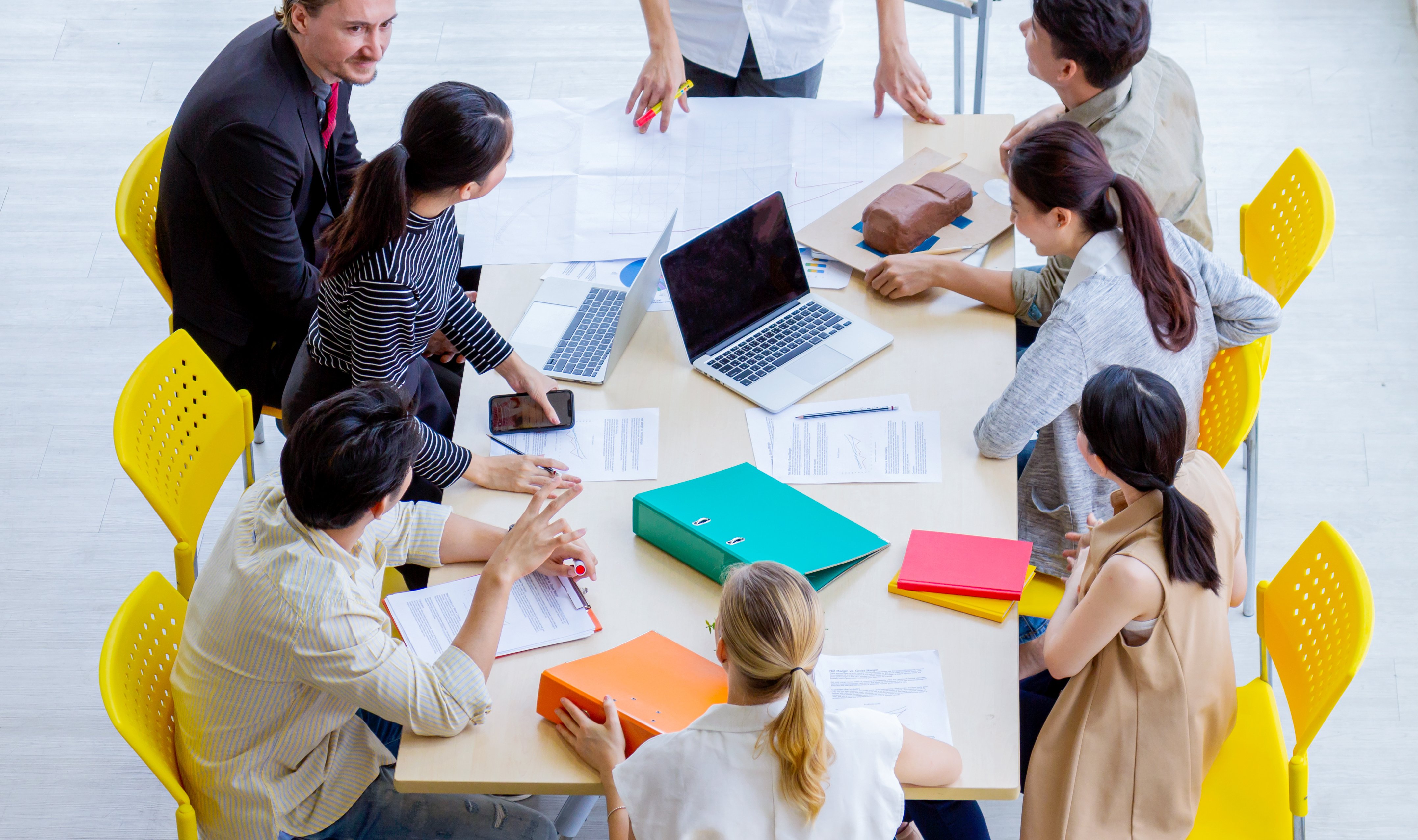 vecteezy_young-working-professional-in-a-meeting_1231654